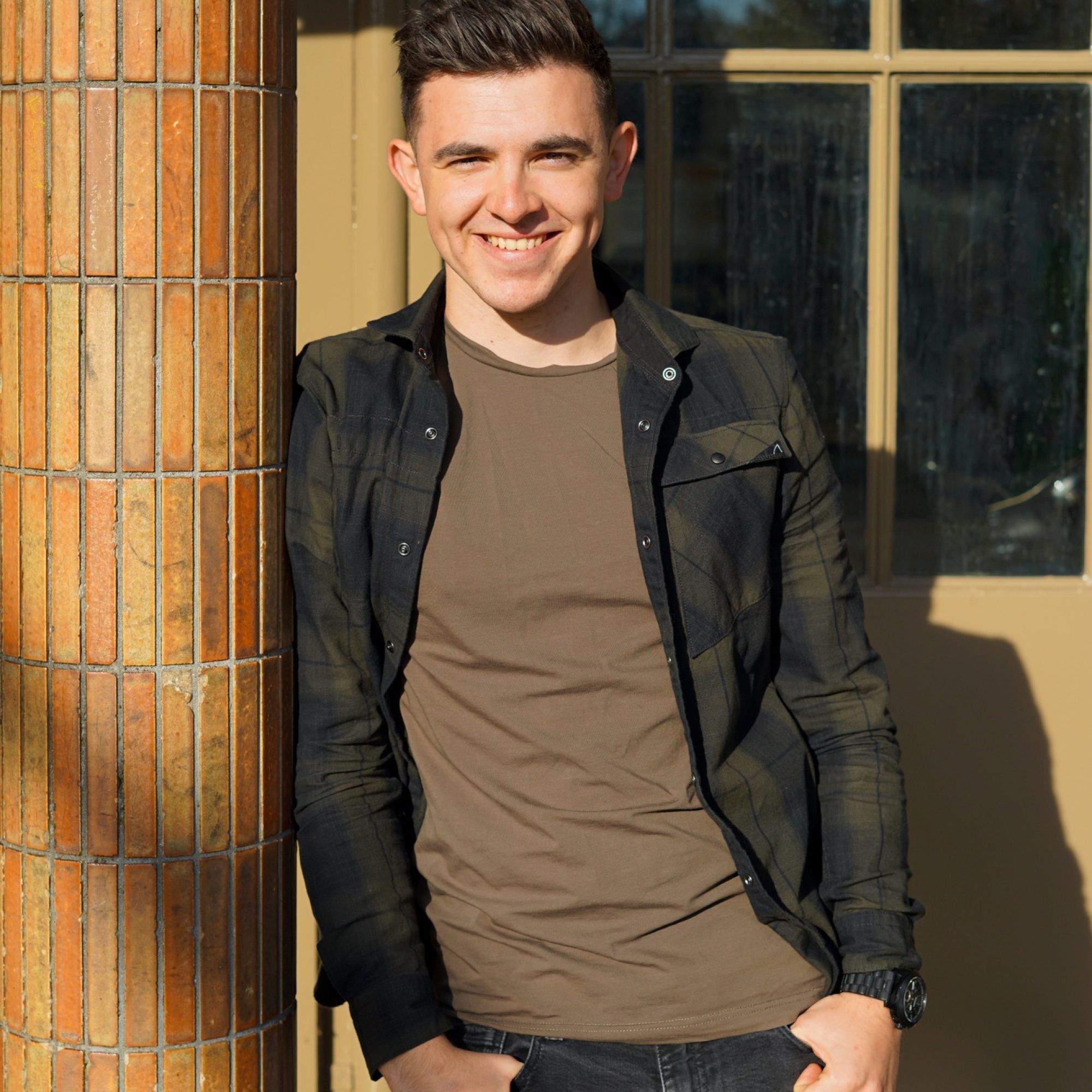 University Student,Portrait,Men,Smiling,Happiness,Young Men,Student,Males,City,People,Young Adult,Ou